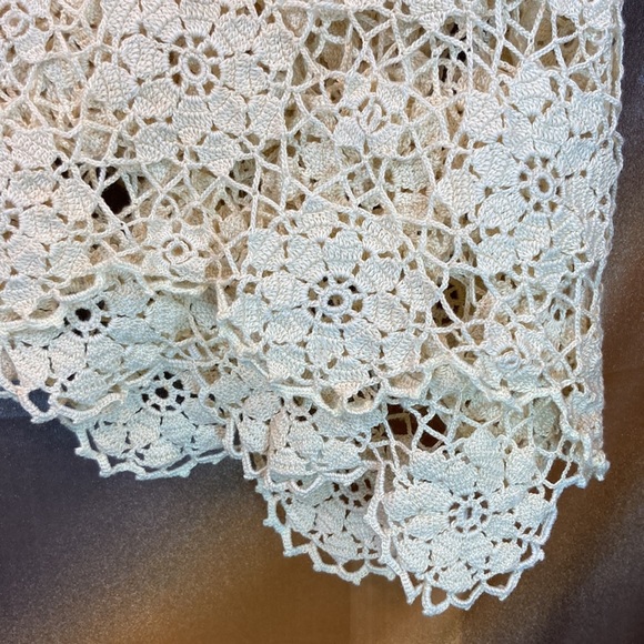 Vintage octagon shaped tablecloth in ecru. 80 x 70 ACE. Gorgeous. No known holes - Picture 2 of 4